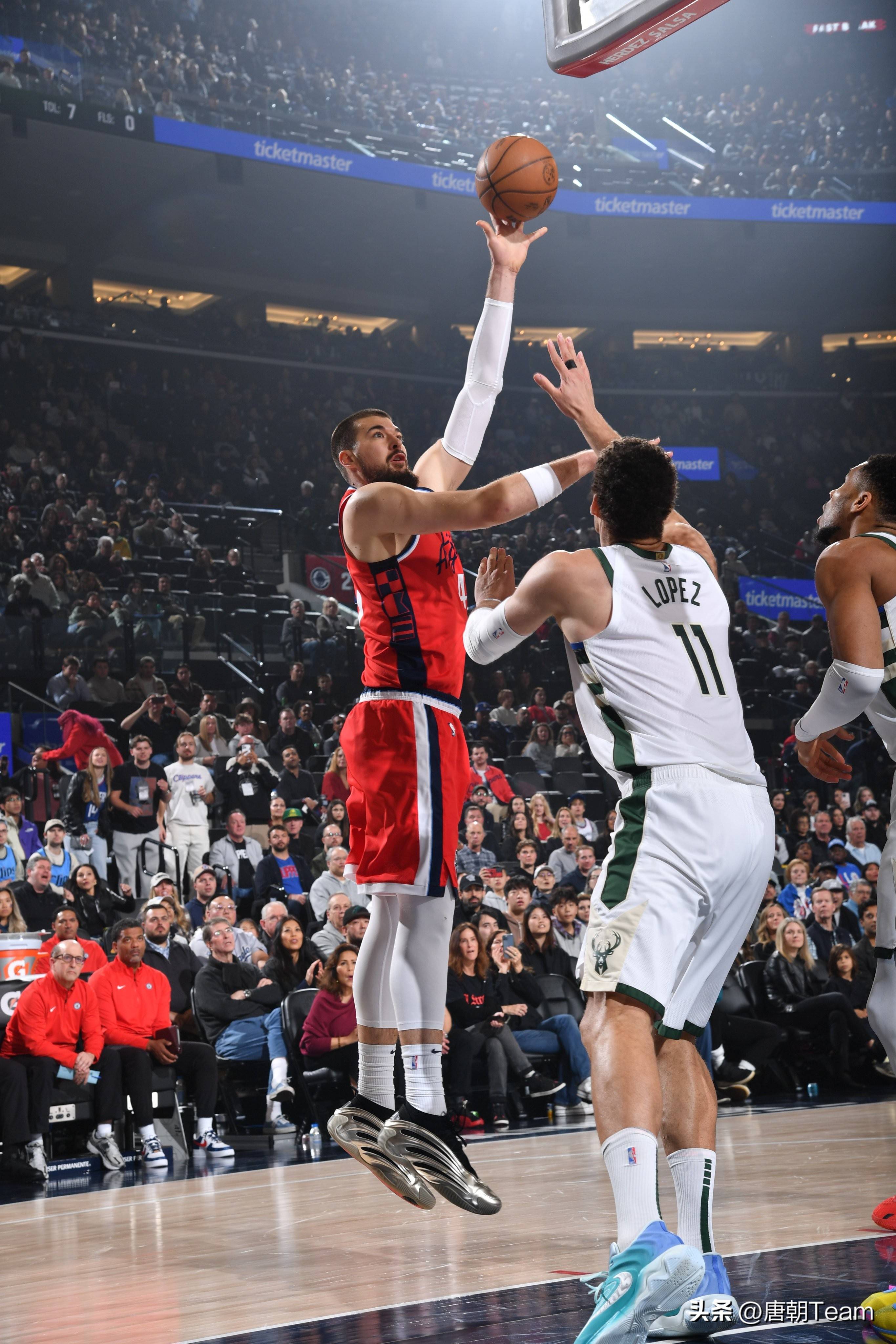 乐鱼体育平台 -关于芝加哥公牛训练开放日;关键战更衣室发声引观众欢呼;CBA季后赛在即;心理建设被强调的信息