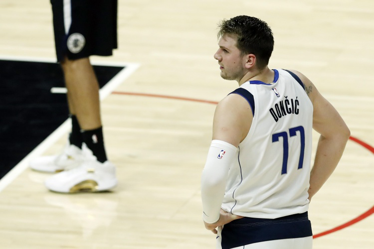 乐鱼官网入口 -法兰克福发布备战花絮，转会期遗憾出局，国王杯任务艰巨，心理建设被强调(法兰克福属于哪个派系)